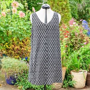 Garnet Hill NWOT slv-less Scoopneck knee-lgth dress w/geometric design, B&W